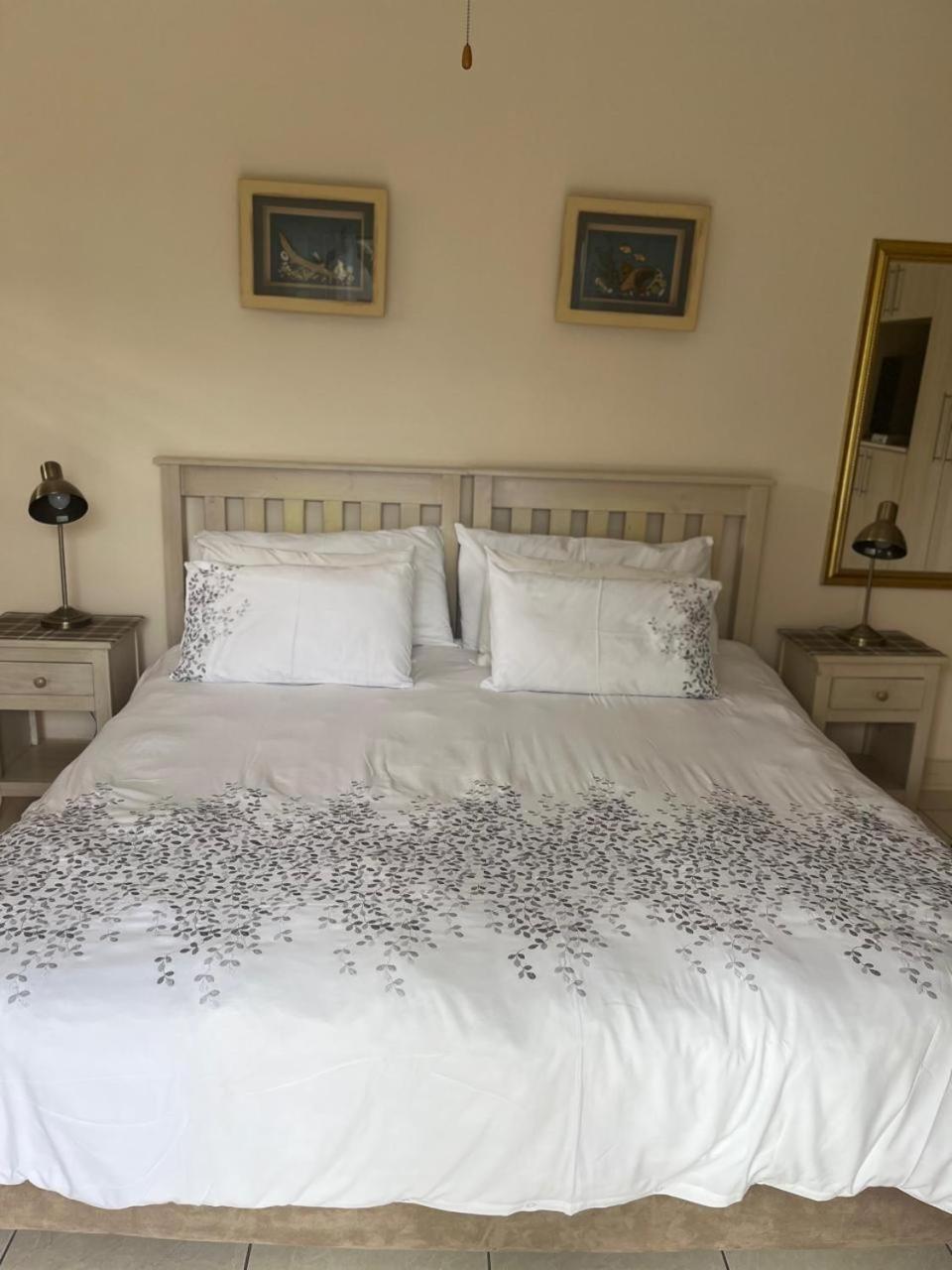 At Sta-Plus Guest House พอร์ตเอลิซาเบธ ภายนอก รูปภาพ